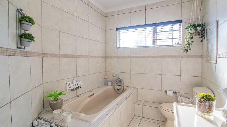 5 Bedroom Property for Sale in Beacon Bay Eastern Cape